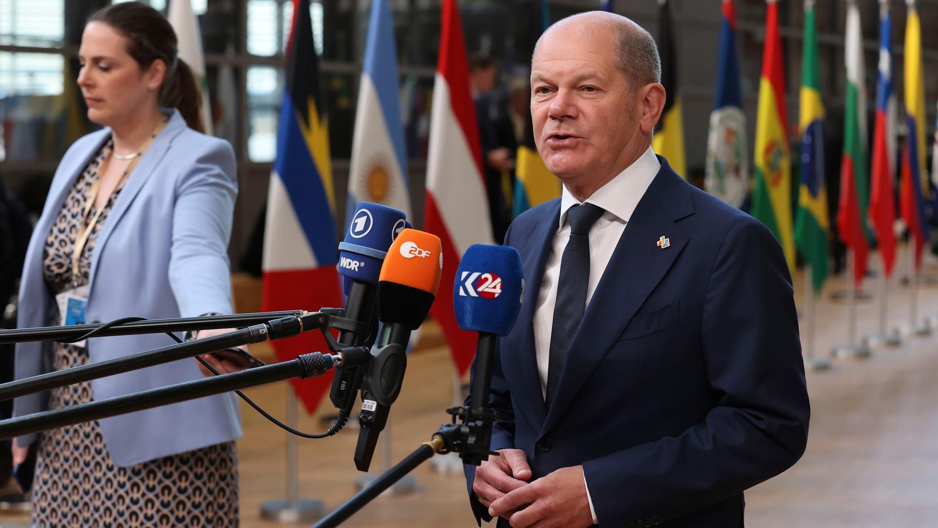 Brüssel: Bundeskanzler Olaf Scholz spricht während des dritten EU-Gipfels mit Staaten aus Karibik und Lateinamerika zu Journalisten.