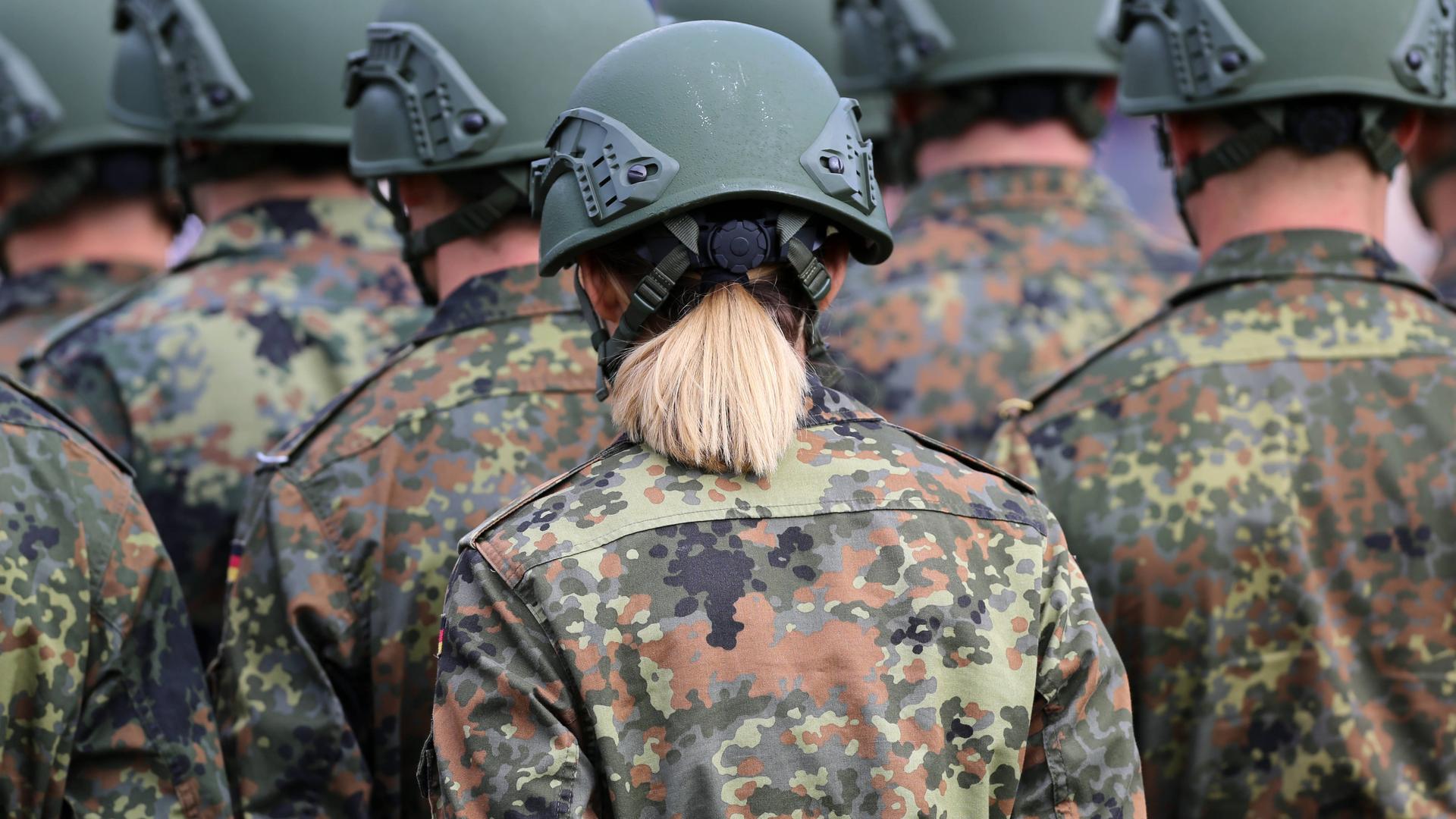 Angetretene Rekrutinnen und Rekruten der Bundeswehr beim feierlichen Gelöbnis in Zweibrücken.