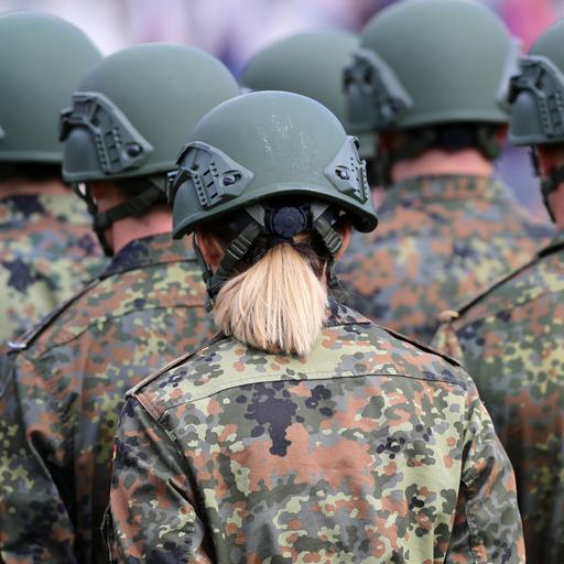 Angetretene Rekrutinnen und Rekruten der Bundeswehr beim feierlichen Gelöbnis in Zweibrücken.