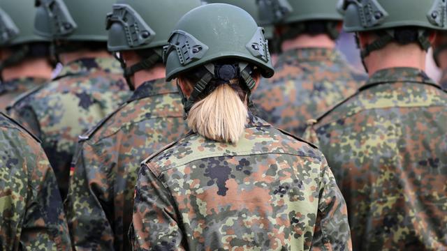 Angetretene Rekrutinnen und Rekruten der Bundeswehr beim feierlichen Gelöbnis in Zweibrücken.