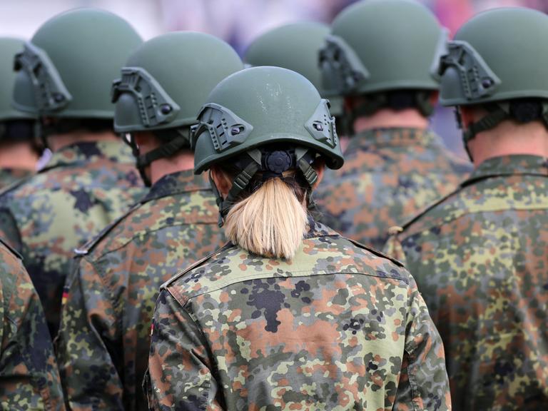 Angetretene Rekrutinnen und Rekruten der Bundeswehr beim feierlichen Gelöbnis in Zweibrücken.