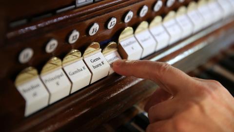 Nahaufnahme eines Fingers, der eine Taste drückt: Der Organist des Leipziger Gewandhauses, Michael Schönheit, übt am 26.06.2015 für ein Festkonzert auf der restaurierten Orgel der Kirche St. Afra in Meißen (Sachsen).