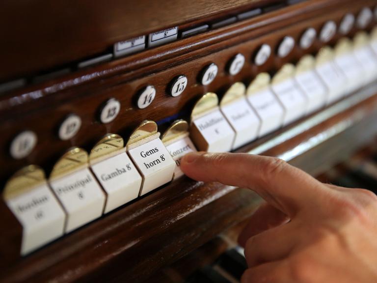 Nahaufnahme eines Fingers, der eine Taste drückt: Der Organist des Leipziger Gewandhauses, Michael Schönheit, übt am 26.06.2015 für ein Festkonzert auf der restaurierten Orgel der Kirche St. Afra in Meißen (Sachsen).
