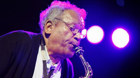 Anthony Braxton beim Jazz Middelheim Festival auf der Bühne mit Saxophon.