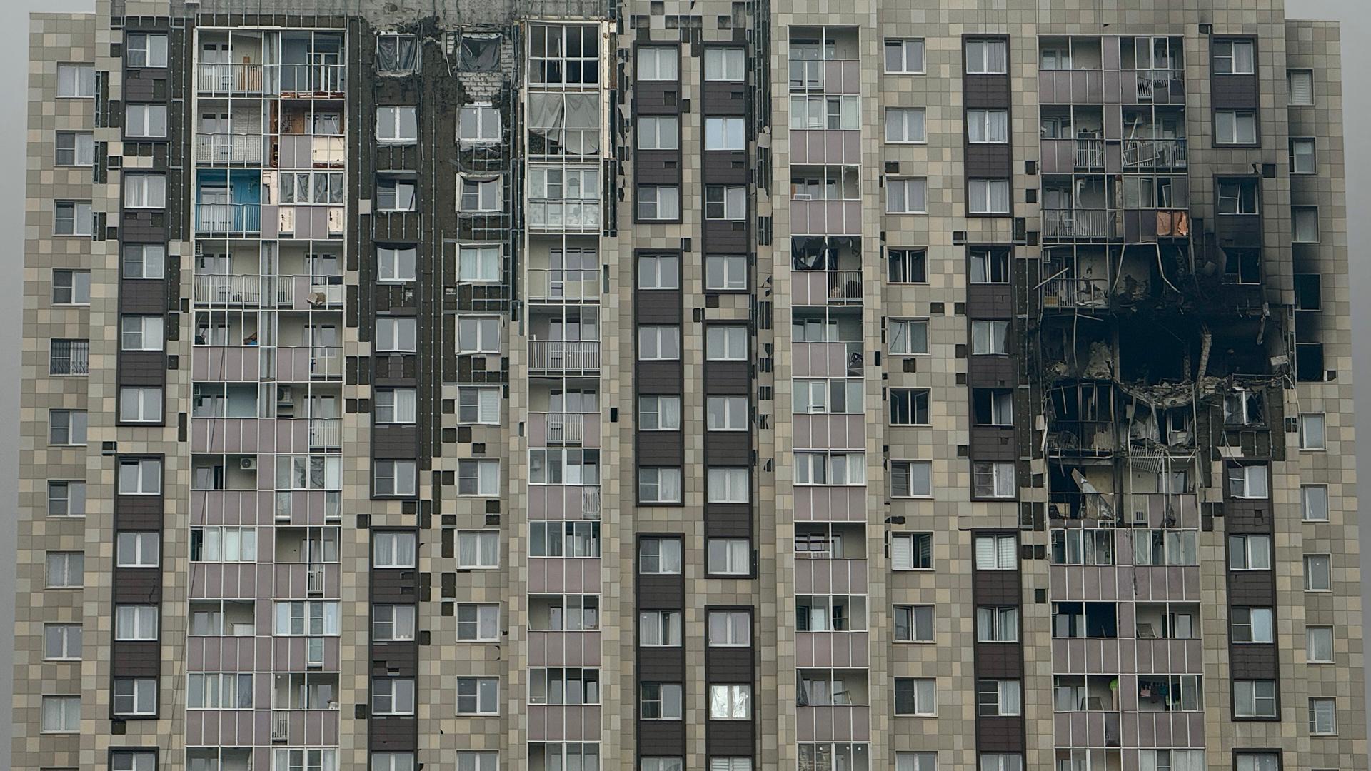 Das Bild zeigt eine schwer beschädgite Hausfront. In der Fassade ist ein Loch zu erkennen. Das Bild zeigt eine schwer beschädgite Hausfront. In der Fassade ist ein Loch zu erkennen.