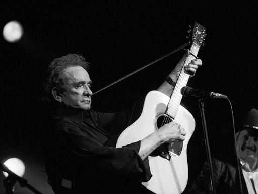 Country-Musik-Legende Johnny Cash bei einem Auftritt am 3. Mai 1997. Er starb vor 20 Jahren, am 12. September 2003