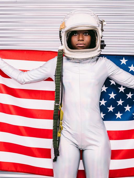 Usa Flagge mit afroamerikanischer Astronautin - person of color.