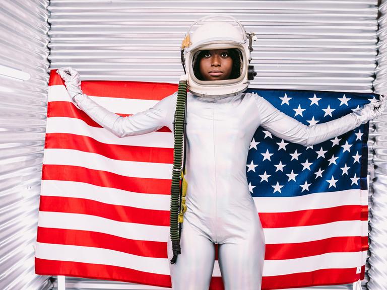 Usa Flagge mit afroamerikanischer Astronautin - person of color.