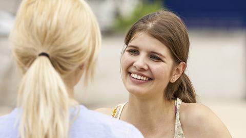Zwei Frauen im Gespräch.