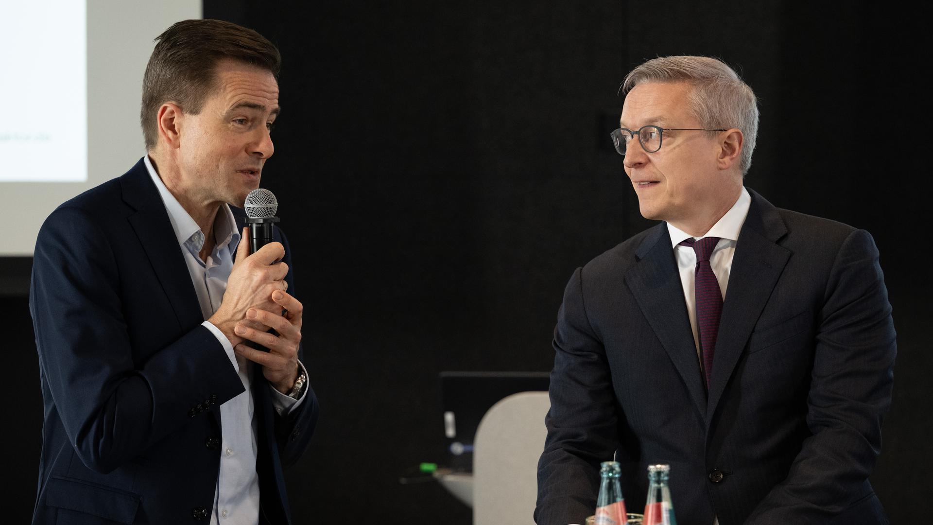 Philipp Justus (l), Deutschlandchef und VP Google Zentraleuropa, spricht während der Pressekonferenz zur Eröffnung des Google AI-Centers Berlin neben Karsten Wildberger (CDU), Bundesminister für Digitales und Staatsmodernisierung.