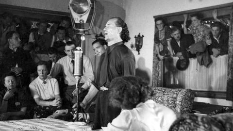 Eine historische schwarzweiss Aufnahme des "Wunderheilers" Bruno Gröning umringt von Anhängern, ca.1958.