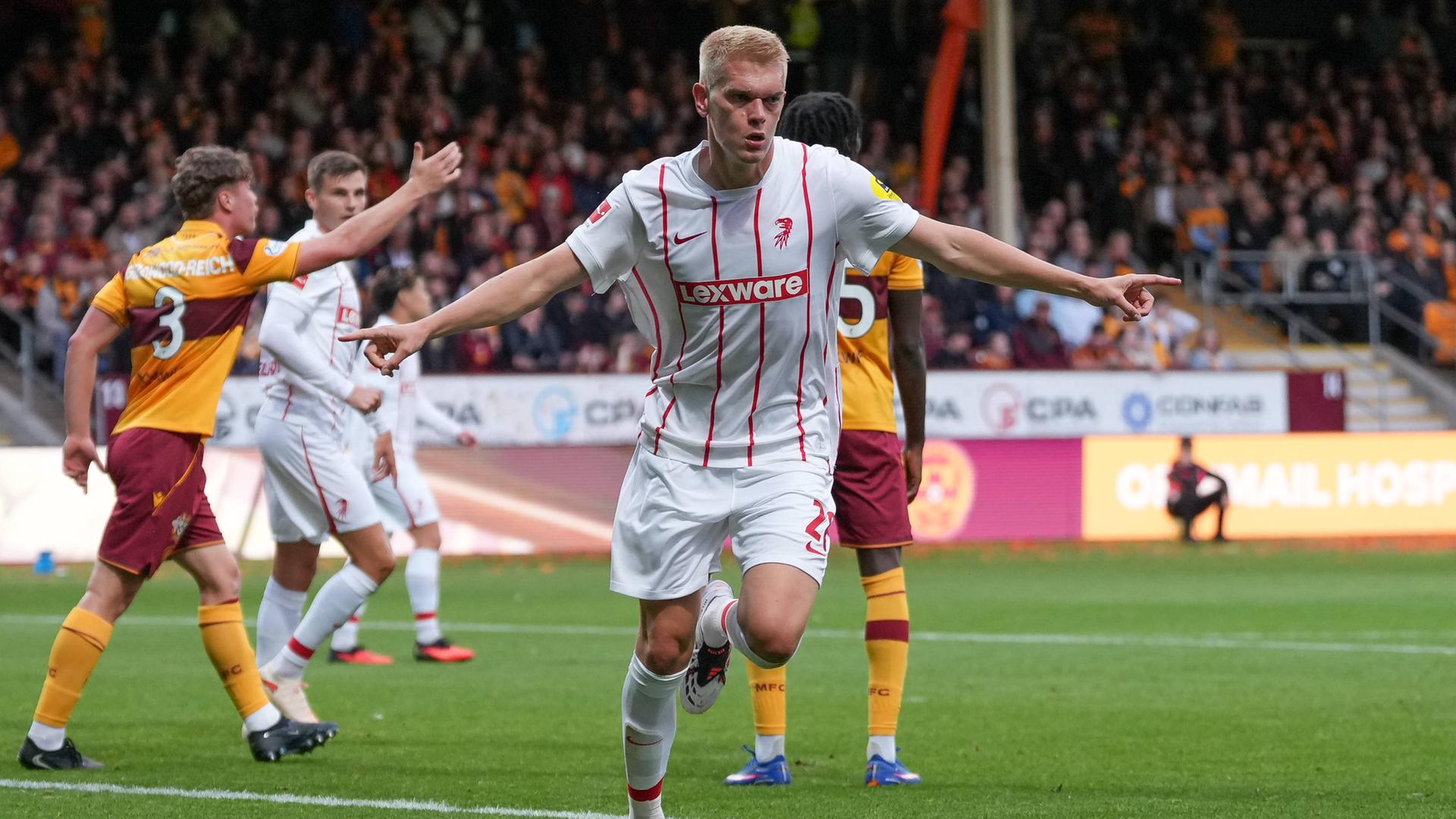 Matthias Ginter vom SC Freiburg bejubelt ein Tor gegen den FC Motherwell.