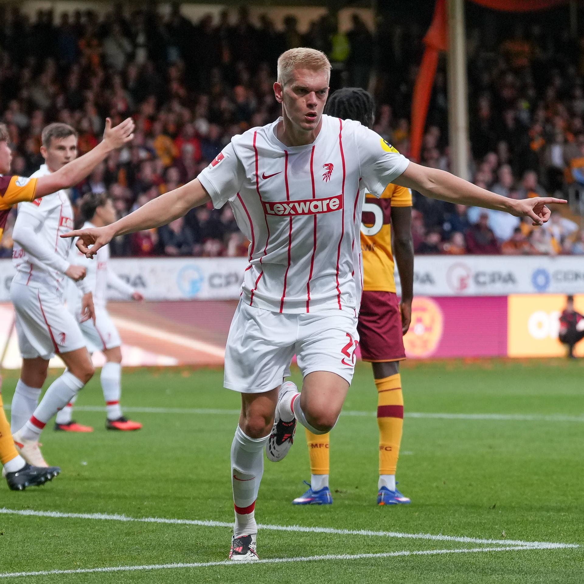 Matthias Ginter vom SC Freiburg bejubelt ein Tor gegen den FC Motherwell.