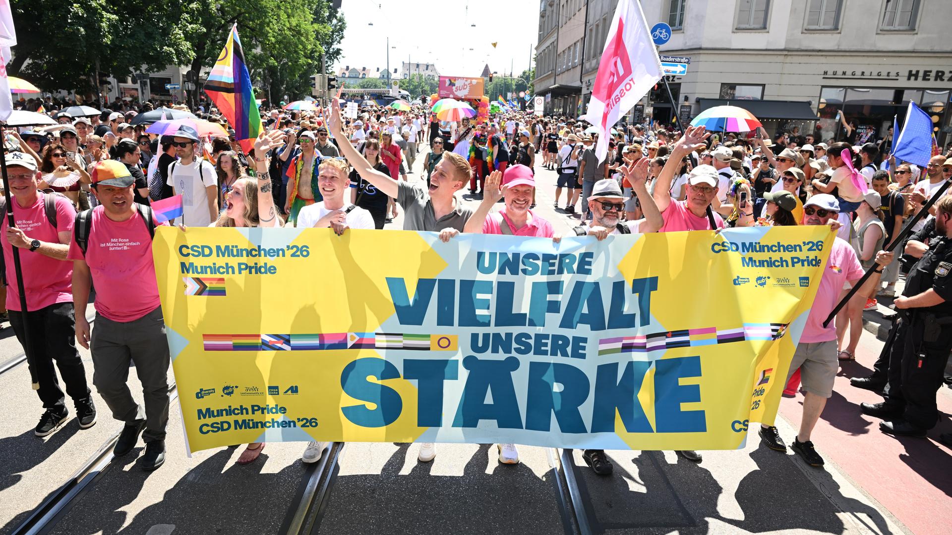 Dominik Krause, Oberbürgermeister von München, und sein Lebensgefährte Sebastian Müller nehmen an der CSD-Parade teil. 