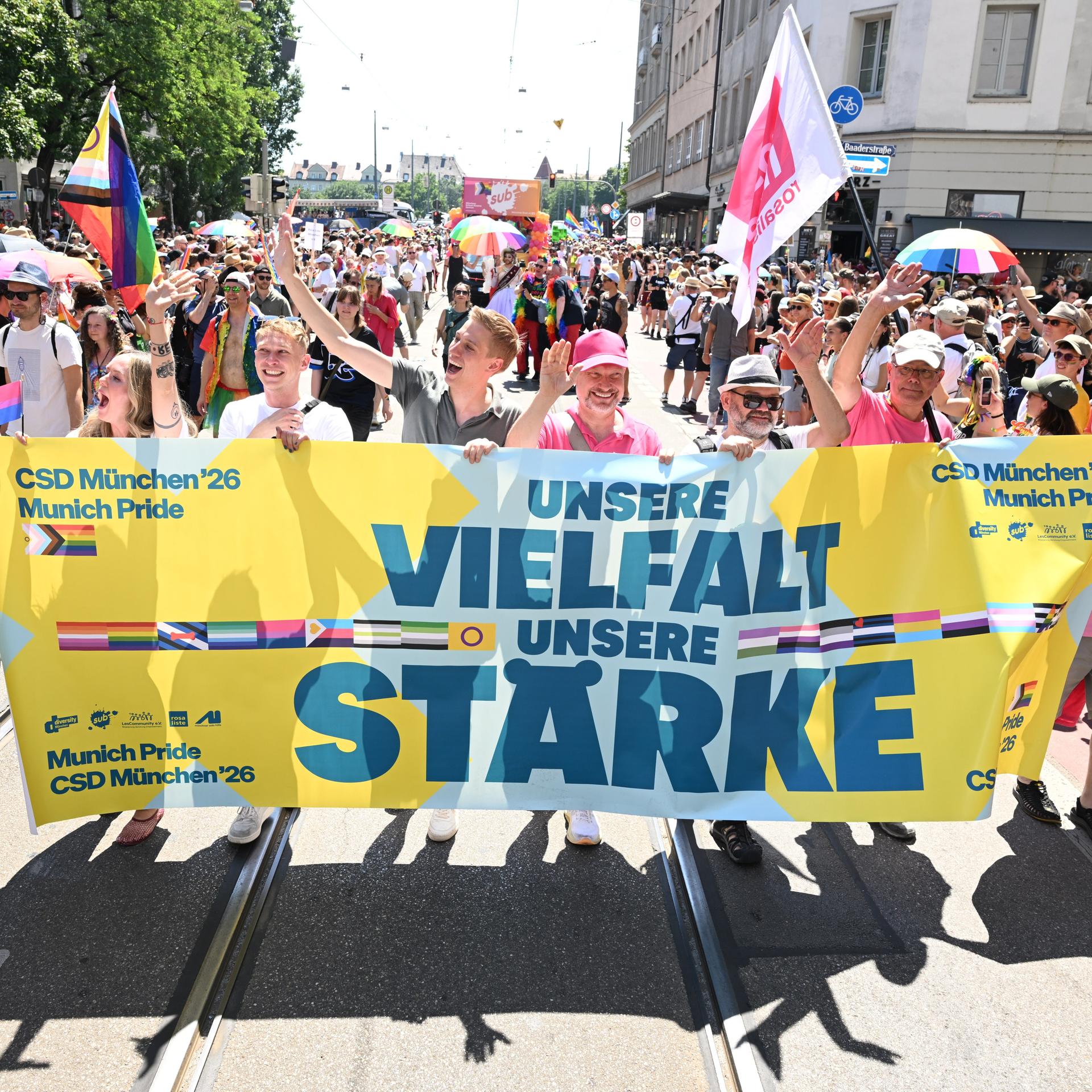 Dominik Krause, Oberbürgermeister von München, und sein Lebensgefährte Sebastian Müller nehmen an der CSD-Parade teil. 