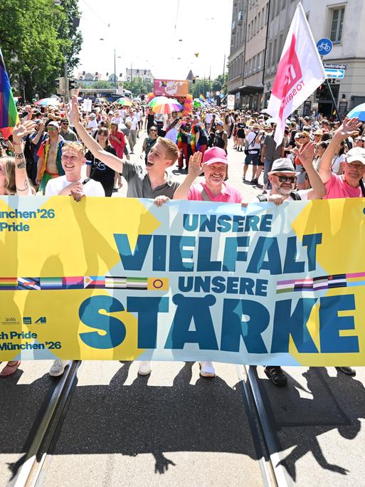 Dominik Krause, Oberbürgermeister von München, und sein Lebensgefährte Sebastian Müller nehmen an der CSD-Parade teil. 
