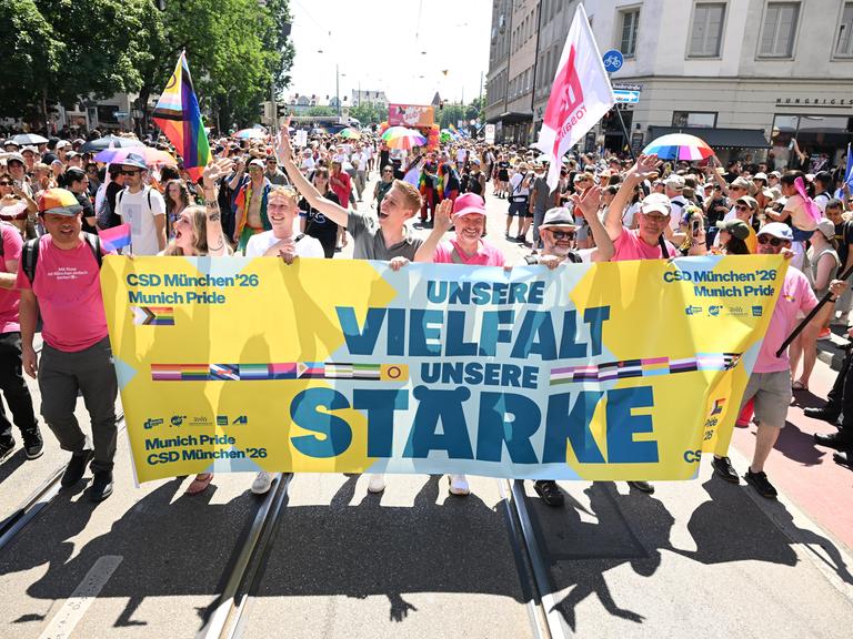 Dominik Krause, Oberbürgermeister von München, und sein Lebensgefährte Sebastian Müller nehmen an der CSD-Parade teil. 