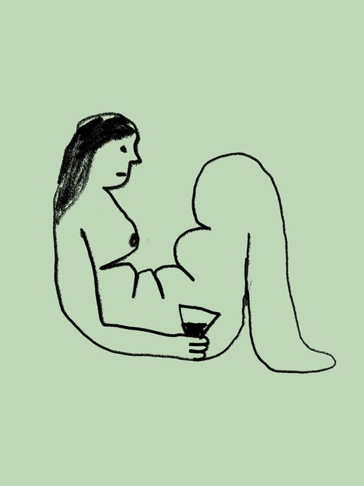 Eine Frau mit seltsamen Knubbeln am Unterkörper liegt halb gelassen/halb ein wenig traurig mit einem Glas Wein in der Hand auf dem Boden.