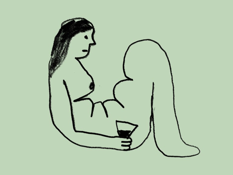 Eine Frau mit seltsamen Knubbeln am Unterkörper liegt halb gelassen/halb ein wenig traurig mit einem Glas Wein in der Hand auf dem Boden.