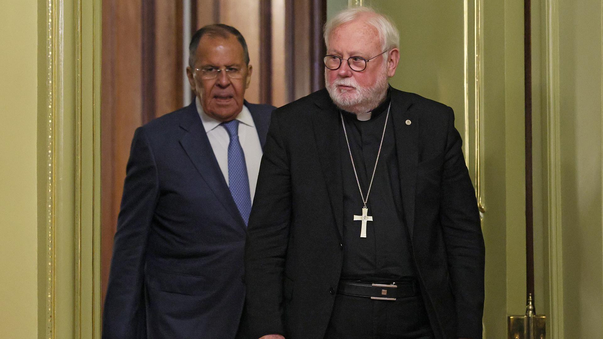 Russland, Moskau: Erzbischof Paul Richard Gallagher (l), Außenbeauftragter des Vatikans, und der russische Außenminister Sergej Lawrow kommen im Anschluss an ihre Gespräche in der Villa von Zinaida Morozova zu einer Pressekonferenz. 