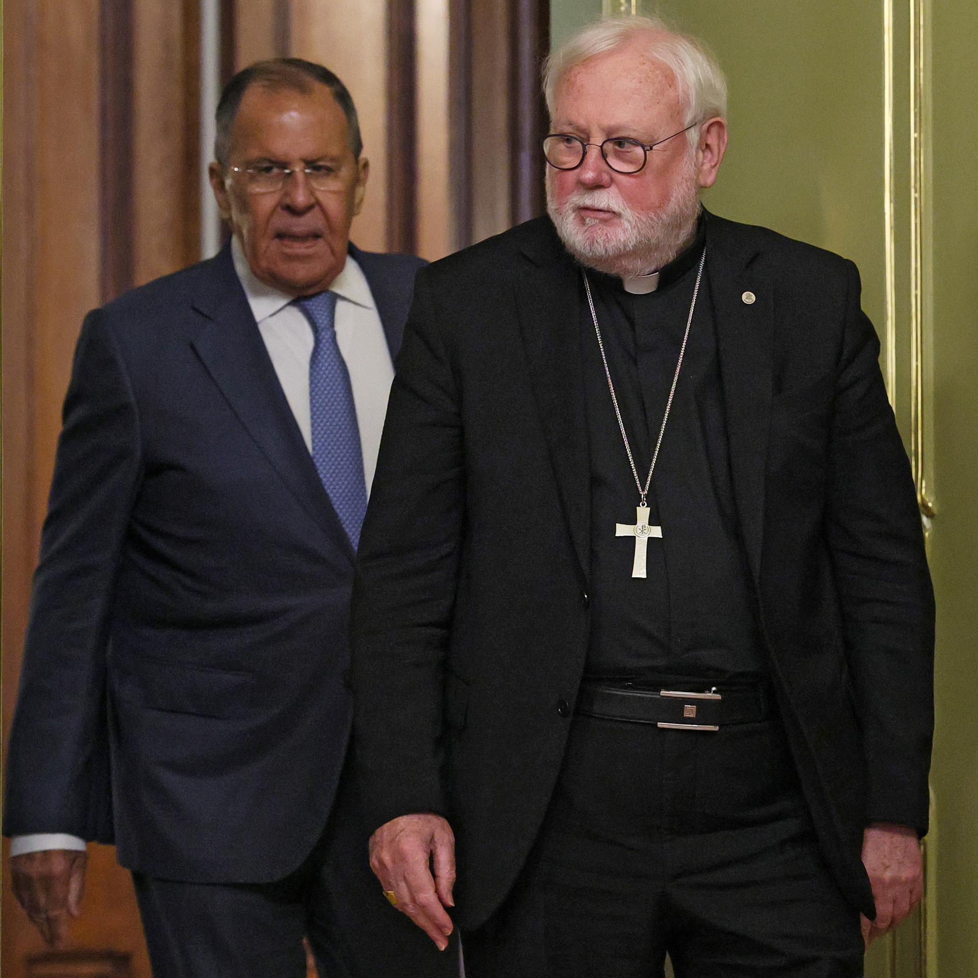 Russland, Moskau: Erzbischof Paul Richard Gallagher (l), Außenbeauftragter des Vatikans, und der russische Außenminister Sergej Lawrow kommen im Anschluss an ihre Gespräche in der Villa von Zinaida Morozova zu einer Pressekonferenz. 