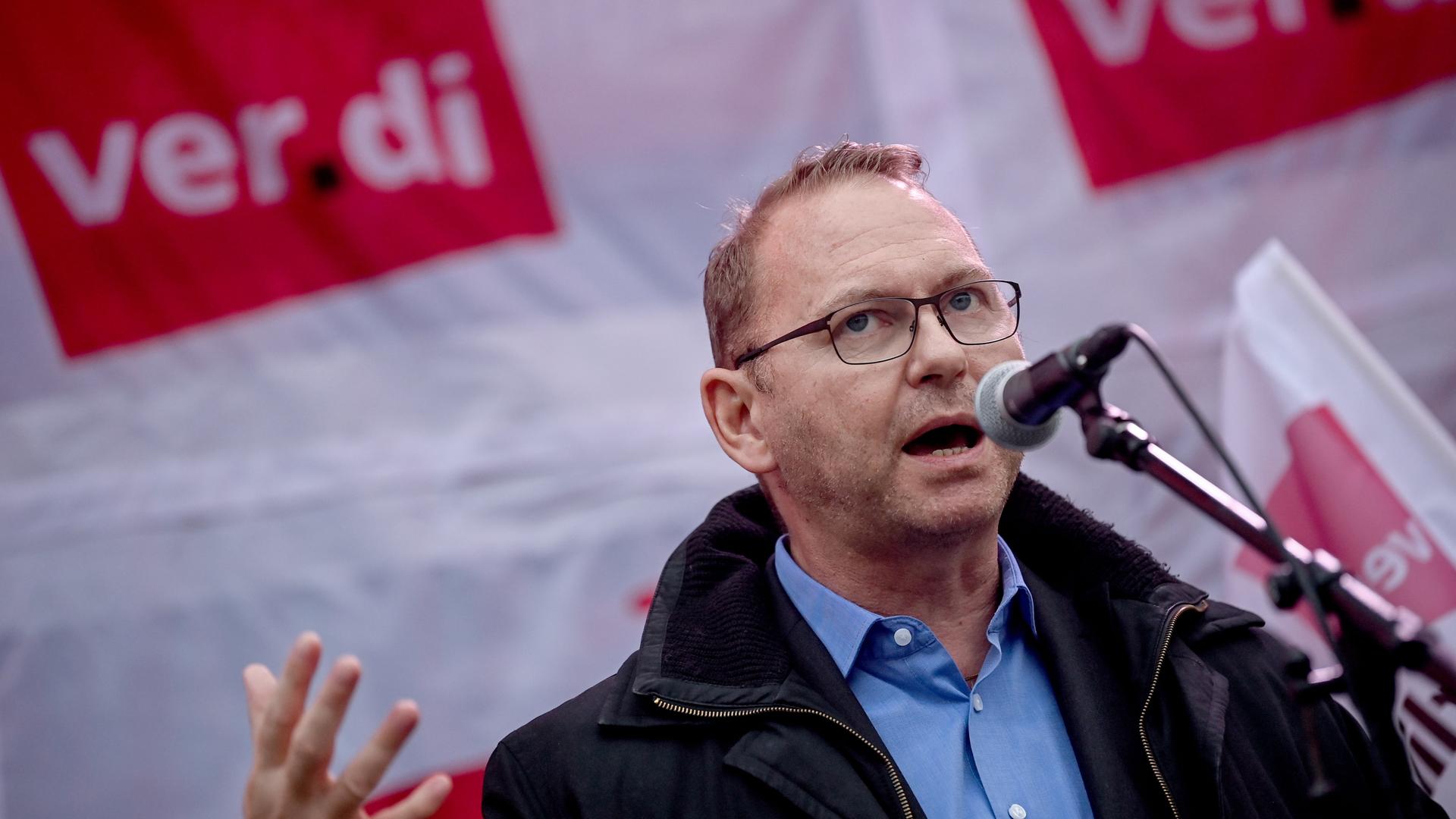 Frank Werneke, Verdi-Vorsitzender, spricht zu Demonstranten. Frank Werneke, Verdi-Vorsitzender, spricht zu Demonstranten.