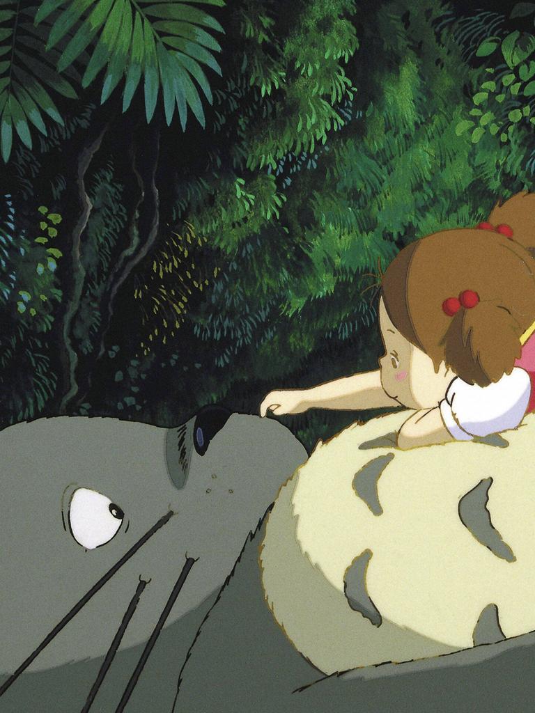 Zeichentrickbild: Ein kleines Mädchen liegt auf dem Bauch eines großen, friedlichen Bären, der vor sich hinschlummert.