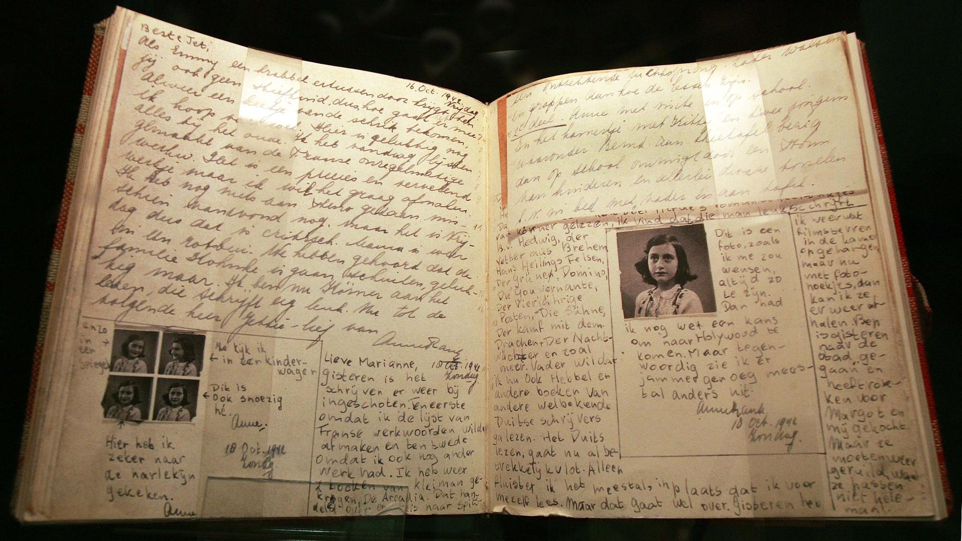 Die Seite eines Tagebuchs der Anne Frank wird 2006 in der Ausstellung "Anne Frank - eine Geschichte für heute" in Schönebeck bei Magdeburg  gezeigt. Auf der der rechten Seite ist ein Foto Anne Franks zu sehen, zudem handschriftliche Einträge.