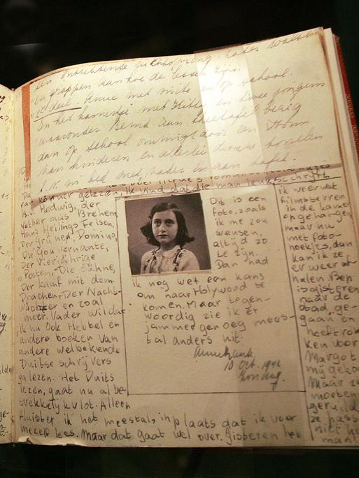 Die Seite eines Tagebuchs der Anne Frank wird 2006 in der Ausstellung "Anne Frank - eine Geschichte für heute" in Schönebeck bei Magdeburg  gezeigt. Auf der der rechten Seite ist ein Foto Anne Franks zu sehen, zudem handschriftliche Einträge.