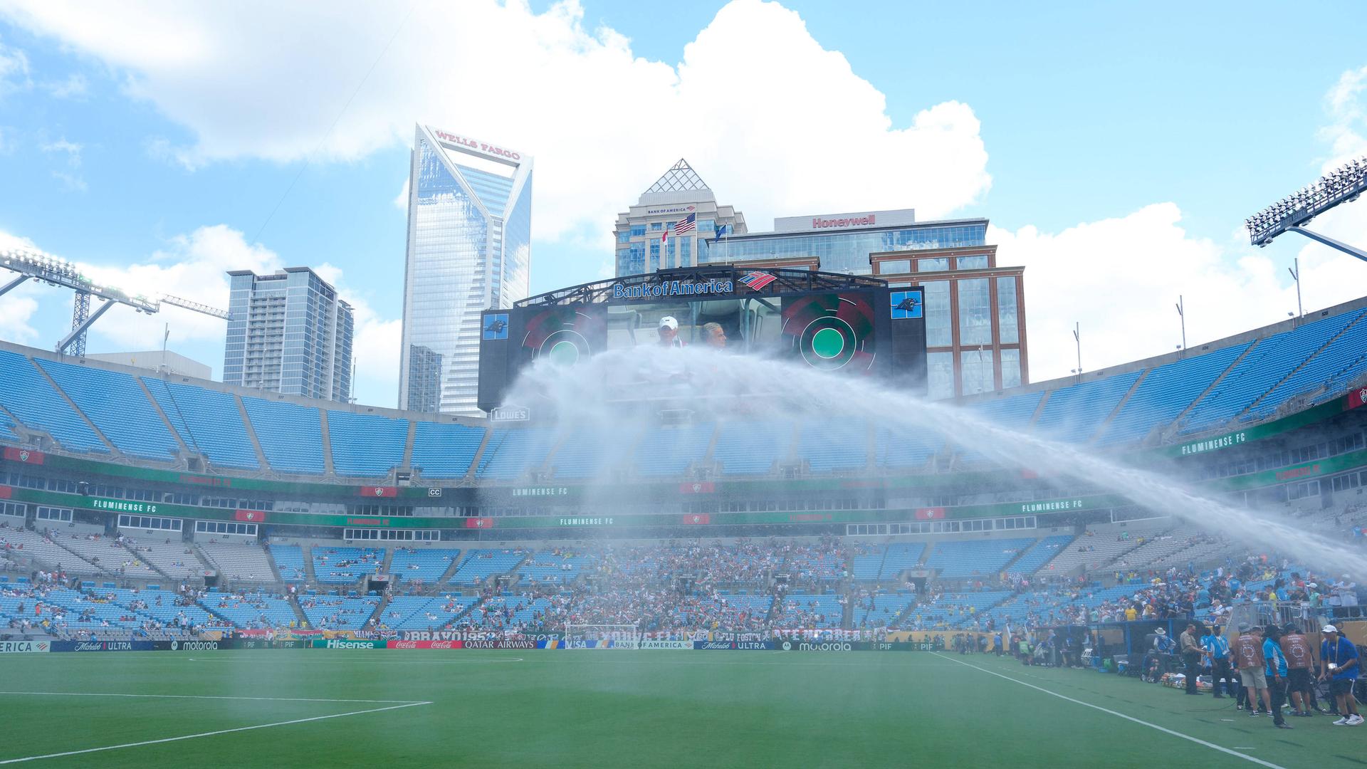 Der Rasen im leeren Bank of America Stadium wird vor dem Spielbeginn bewässert. Der Rasen im leeren Bank of America Stadium wird vor dem Spielbeginn bewässert.