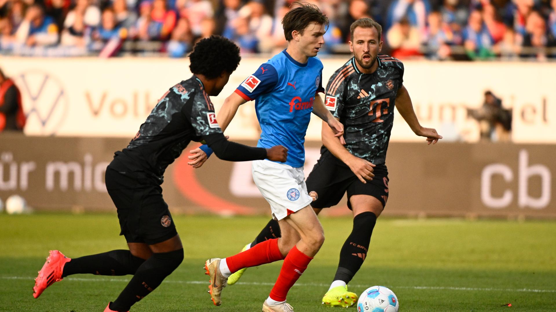 Eine Szene aus dem Bundesligaspiel zwischen Holstein Kiel und dem FC Bayern München.