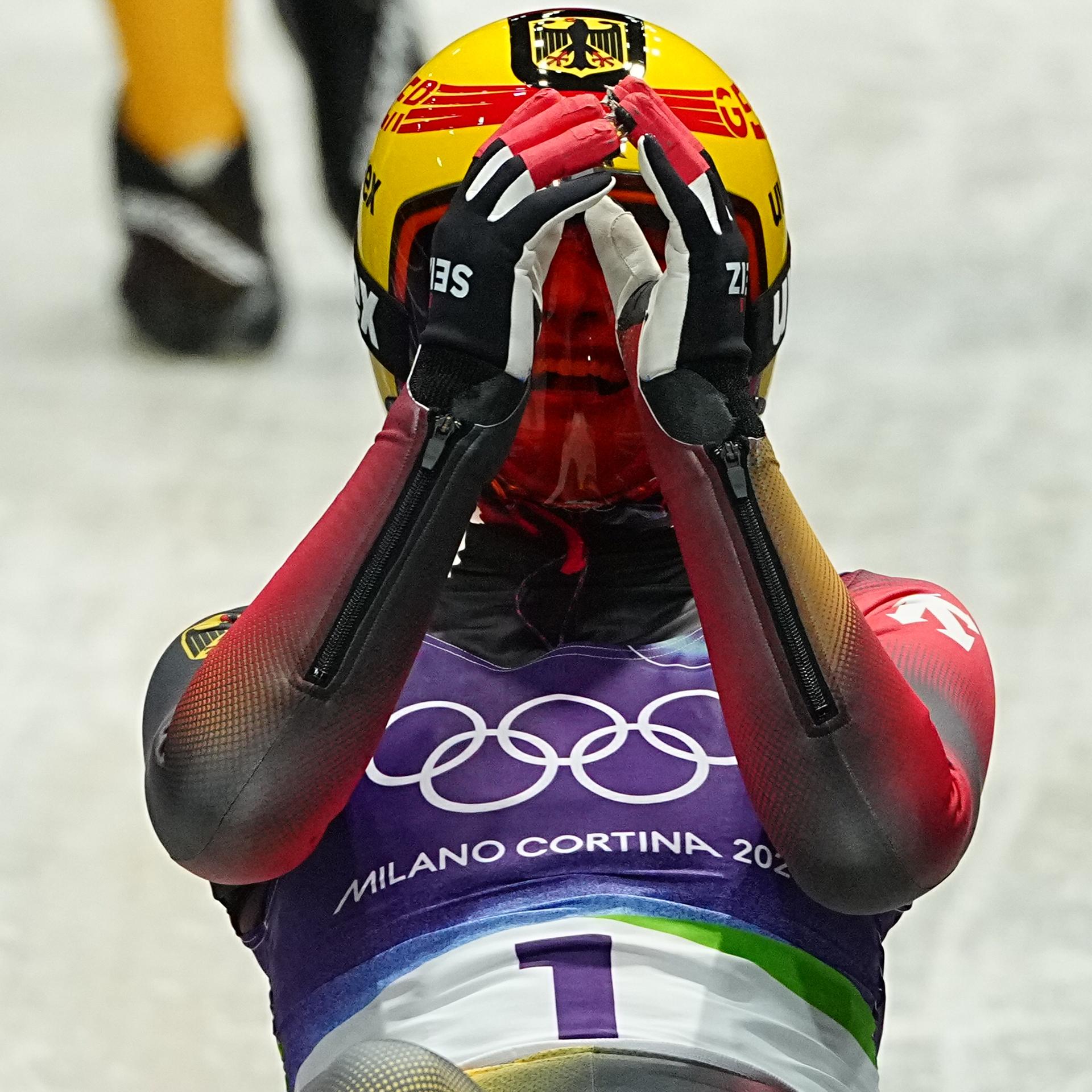 Julia Taubitz bejubelt ihren Sieg im Ziel beim Rodeln.