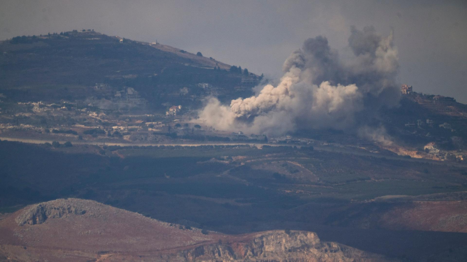 Nach einer Explosion im Südlibanon steigt Rauch auf, vom Norden Israels aus gesehen.