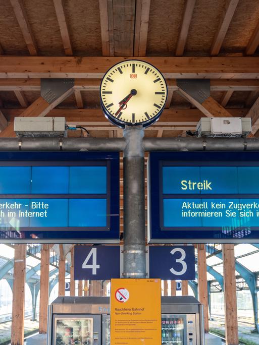 Digitale Anzeigetafeln mit Hinweisen zu Zugausfällen aufgrund des Streiks. 