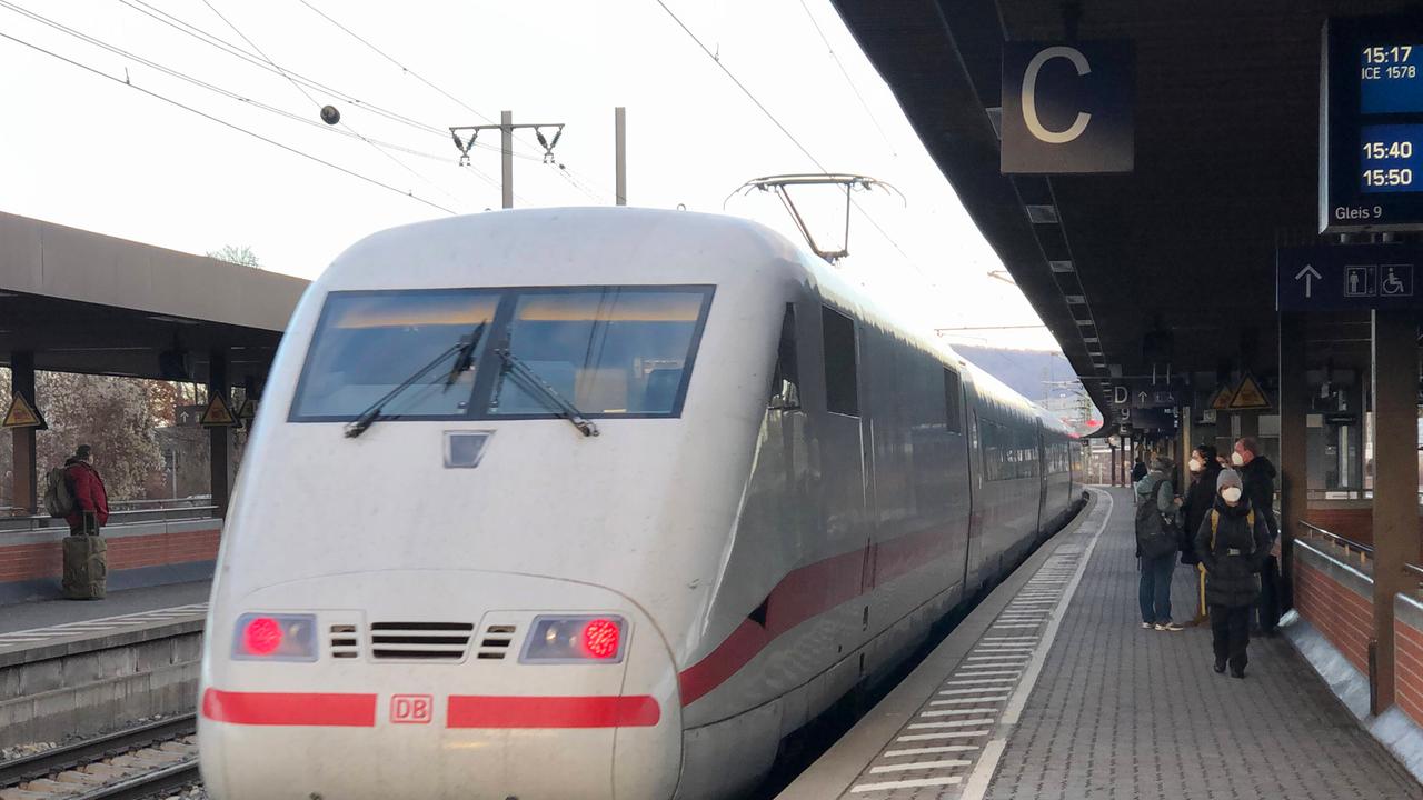 Ein ICE steht auf einem Bahnhof in Deutschland.