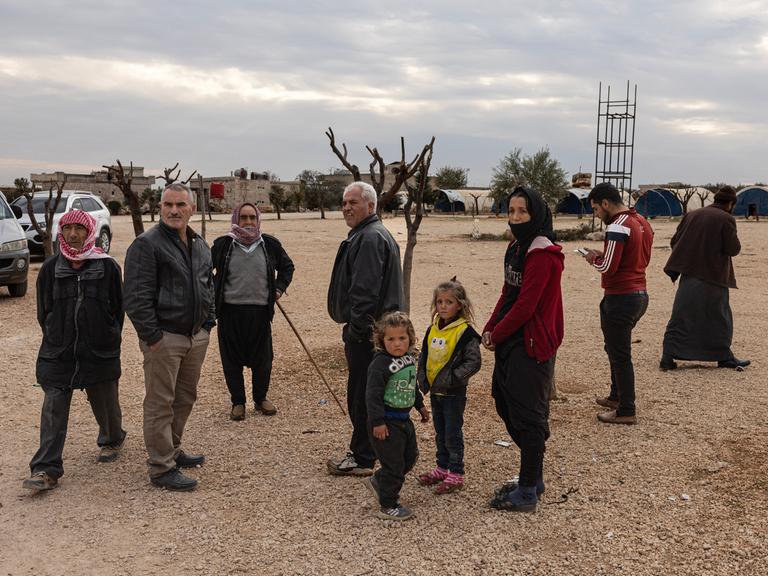 Eine Gruppe von Kurden in Syrien auf der Flucht nördlich von Aleppo. 