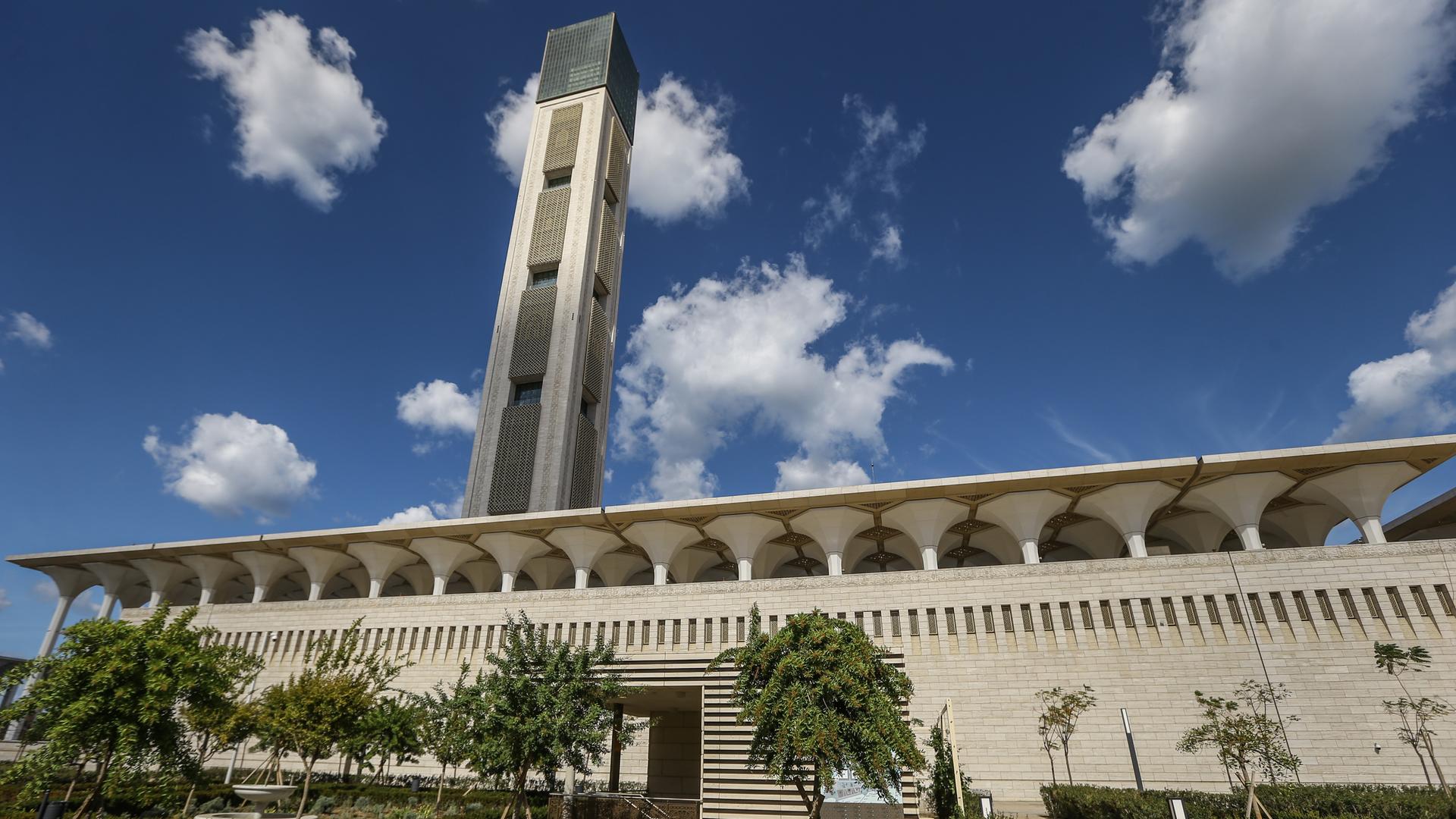 Algiers: Außenansicht der Großen Moschee von Algier mit dem 265 Meter hohen Minarett.