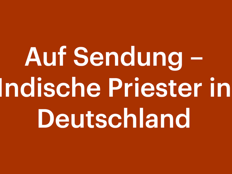 Eine Grafik mit orangenem Hintergrund und einem weißen Schriftzug: "Auf Sendung - Indische Prister in Deutschland"