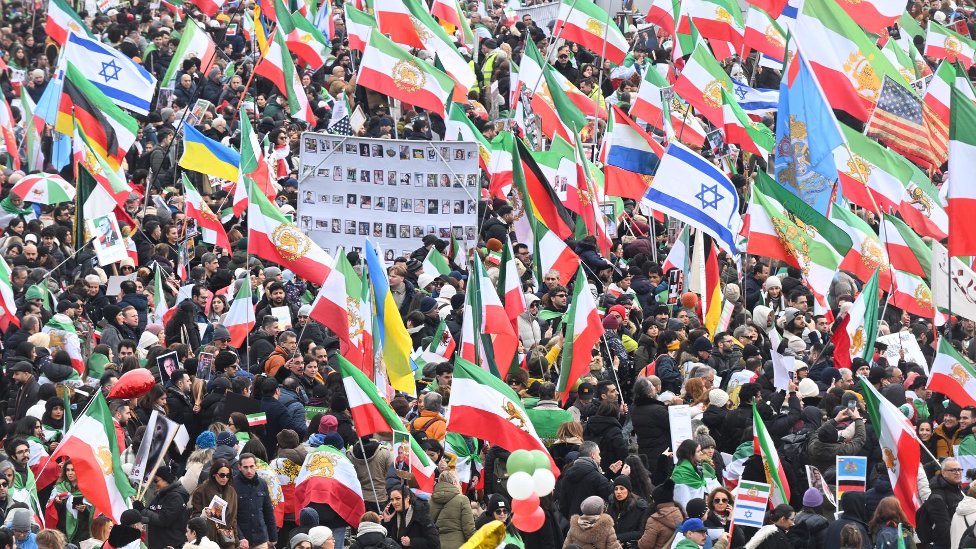 Teilnehmer einer Demonstration in München gegen das Regime im Iran. 