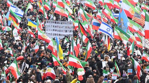 Teilnehmer einer Demonstration in München gegen das Regime im Iran. 