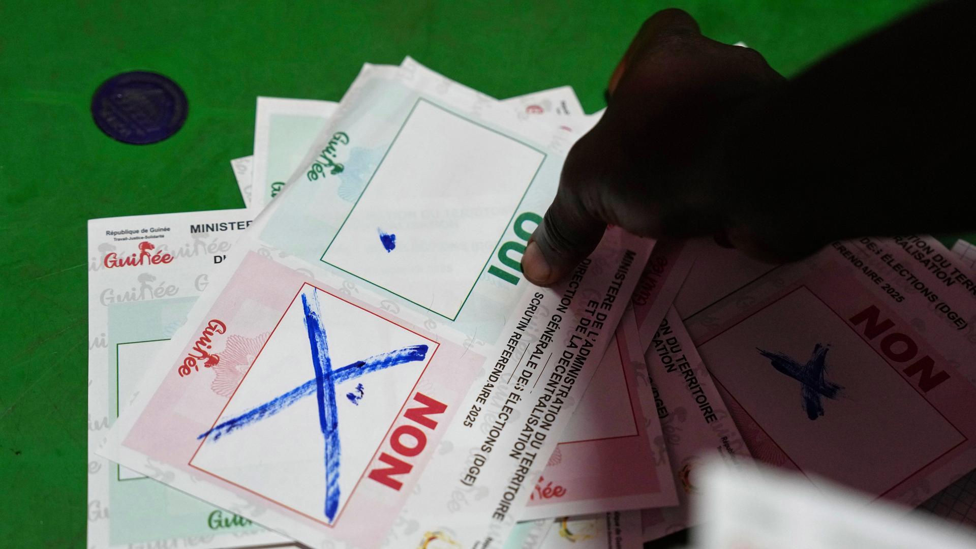 Beamte zählen Stimmzettel in einem Wahllokal, als die Wahllokale während des Verfassungsreferendums in Conakry, Guinea, schließen.