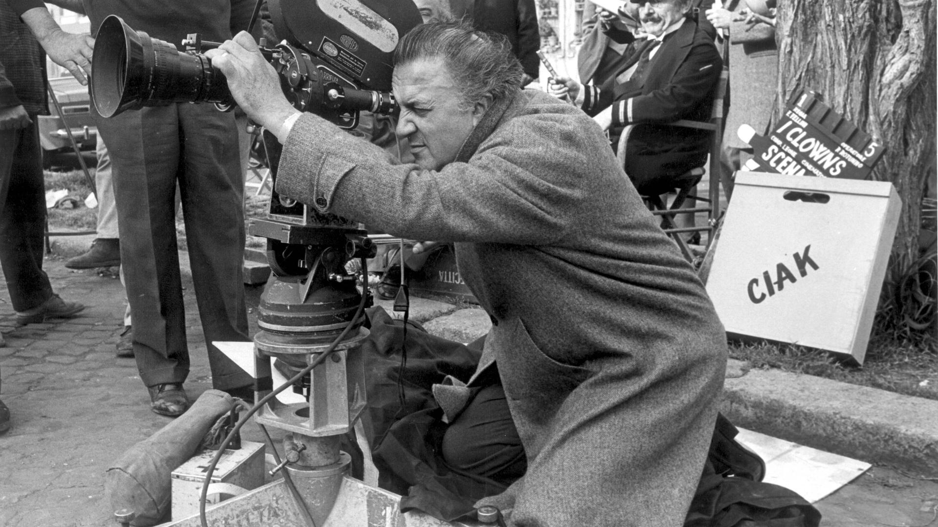 Der italienische Regisseur Federico Fellini hinter der Kamera bei seinem Film "The Clown" im Jahr 1970. Der italienische Regisseur Federico Fellini hinter der Kamera bei seinem Film "The Clown" im Jahr 1970.