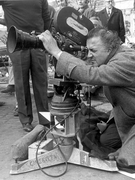 Der italienische Regisseur Federico Fellini hinter der Kamera bei seinem Film "The Clown" im Jahr 1970.