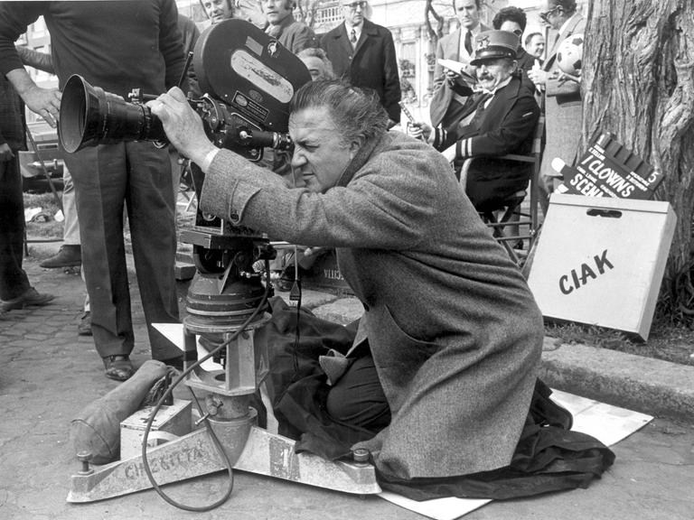 Der italienische Regisseur Federico Fellini hinter der Kamera bei seinem Film "The Clown" im Jahr 1970.