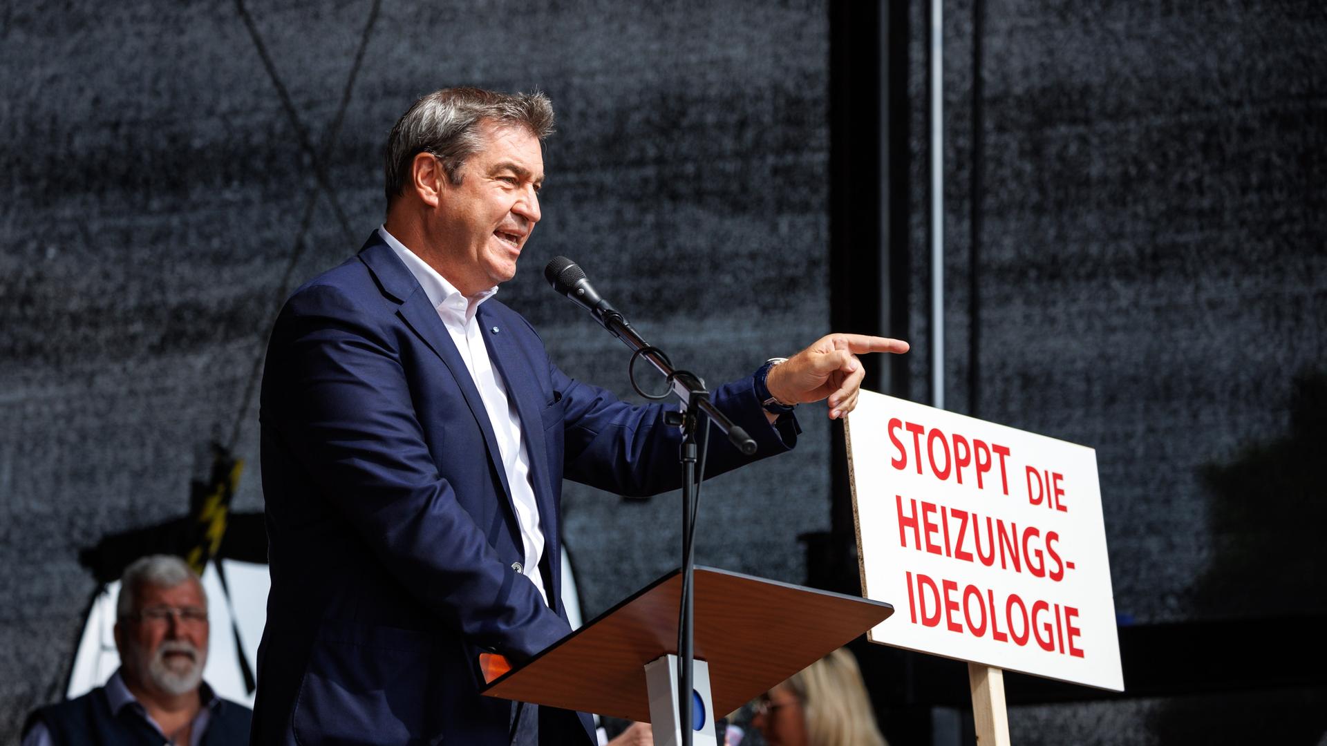 Bayerns Ministerpräsident Markus Söder (CSU), steht auf einem Rednerpult, neben ihm steht auf einem Plakat "Stoppt die Heizungsideologie"