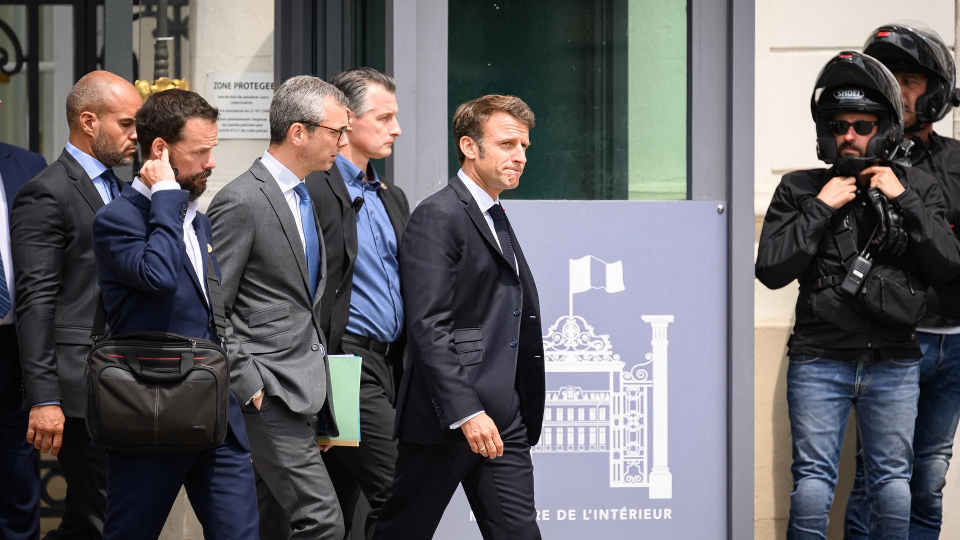 Frankreichs Präsident Emmanuel Macron mit Alexis Kohler, Chef des Élysée-Palasts und weiteren Mitarbeitern. Seit dem Tod eines 17-Jährigen durch Polizeigewalt in Nanterre kommt es zu Gewalt und Plünderungen. 30. Juni 2023