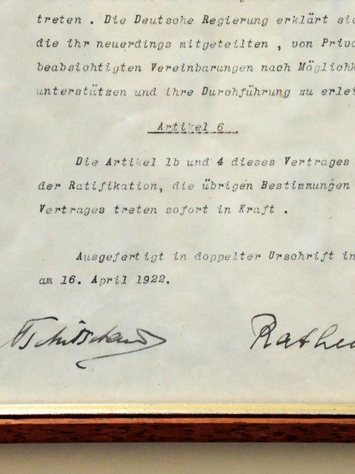 Teilansicht der deutschsprachigen Kopie des "Vertrages von Rapallo", unterzeichnet von dem damaligen deutschen Außenminister Walther Rathenau (.r) und dem sowjetrussichen Außenminister Georgi Tschitscherin (l.). Der deutsch- russische Freundschaftsvertrag wurde am 16. April 1922 im Imperiale Palace Hotel in Santa Margherita bei Rapallo (Italien) unterzeichnet