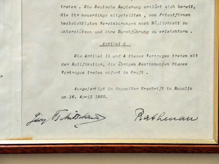 Teilansicht der deutschsprachigen Kopie des "Vertrages von Rapallo", unterzeichnet von dem damaligen deutschen Außenminister Walther Rathenau (.r) und dem sowjetrussichen Außenminister Georgi Tschitscherin (l.). Der deutsch- russische Freundschaftsvertrag wurde am 16. April 1922 im Imperiale Palace Hotel in Santa Margherita bei Rapallo (Italien) unterzeichnet