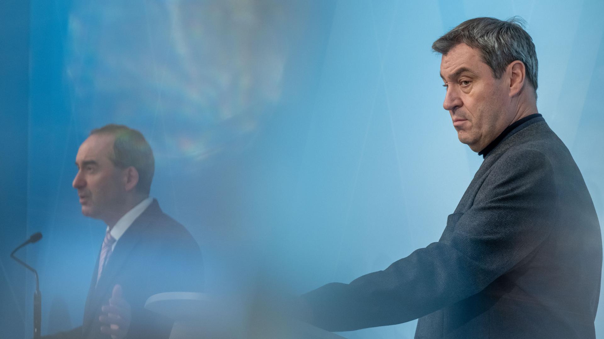 Hubert Aiwanger (l, Freie Wähler), Stellvertretender Ministerpräsident und bayerischer Staatsminister für Wirtschaft, Landentwicklung und Energie, und Markus Söder (r, CSU), Ministerpräsident von Bayern, stehen bei einer Pressekonferenz nebeneinander.