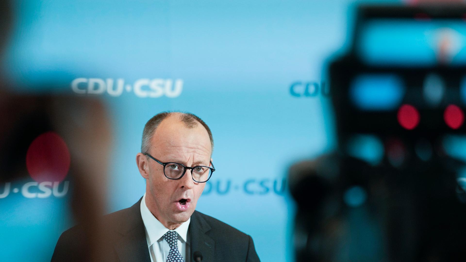 Friedrich Merz, Vorsitzender der CDU, spricht zu den Medien vor einer Fraktionssitzung im Bundestag in Berlin, Deutschland, Dienstag, 25. Februar 2025. 